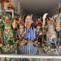 ราคา เทพเจ้ากวนอูปางประทานทรัพย์ สูง 20 นิ้ว แร่เหล็กน้ำพี้ (29088229479)