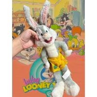 ราคา ตุ๊กตาเอซ บั๊กส์ บันนี่ ลูนีย์ ทูนส์ ปี 1998 ตุ๊กตาสัตว์ขาสั้นถือแครอท ขนาด 15 นิ้ว (42171430701)