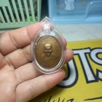 ราคา เหรรียญห่วงเชื่อมหลวงพ่อคงวัดบางกะพ้อมในเลี่ยมกันน้ำ (46151748764)