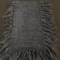 ราคา ผ้าพันคอไหมพรมสีน้ำเงินกรมท่าสลับดำเทาแต่งพู่เก๋ๆสีจริงสวยมากนะคะ ผืนยาว 76”กว้าง 10” (1940390807)