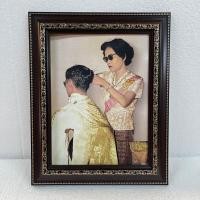 ราคา กรอบรูปพร้อมภาพ สมเด็จย่า ร.9 ขนาด 10x13 นิ้ว (วัดรวมกรอบ) มีขาตั้งและที่แขวน เป็นของขวัญ ที่ระลึก (22057431102)