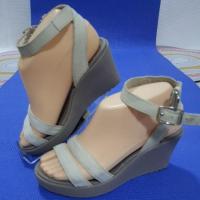 ราคา Crocs รองเท้าส้นตึกแบบสวมรัดส้น มือสอง size:w6/22.5 cm #C34 (25680574829)