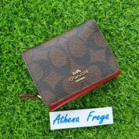 ราคา เหมือนใหม่ กระเป๋าสตางค์Coach สั้น 3พับ มือสองของแท้Coach 7331 Small Trifold Signature Walletสีน้ำตาลเข้มลายซี ขอบแดง (17301262513)