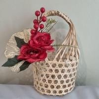 ราคา (พร้อมส่ง) ชะลอมมีหูหิ้ว 6 นิ้ว ประดับดอกไม้ประดิษฐ์ (ไม่รวมส้ม) (27624700009)