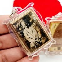 ราคา แม่ชีบุญเรือน โตงบุญเติม วัดอาวุธวิกสิตาราม รูปถ่ายเลี่ยมกรอบกันน้ำ ด้านหลังบรรจุพระพุทโธน้อย และผงพุทธคุณศิลาน้ำ (16136263874)