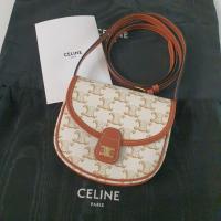 ราคา New Celine Triomphe mini Besace' white รุ่นนี้สวยเก๋มาก ใช้ได้หลายสไตล์การแต่งตัว (ราคารูดบัตรผ่อน 0% ไม่รวมชารจ์) (8822655439)
