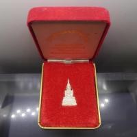 ราคา กริ่งพระพุทธมหามหามณีรัตนปฏิมากร (พระแก้วมรกต) เนื้อเงิน รุ่นเทิดพระเกียรติพระบรมราชจักรีวงศ์ วัดพระศรีรัตนศาสดาราม ปี40 (27302615251)