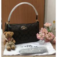 ราคา กระเป๋า Coach Pouch กระเป๋าโค้ท พอร์ช ลาย signature ขนาด 9" (21692686111)