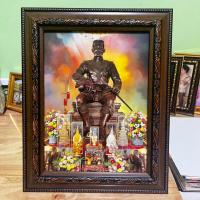 ราคา กรอบรูปภาพ สมเด็จพระนเรศวรมหาราช ขนาด 26x32 ซม. มีขาตั้งโต๊ะและหูห้อยแขวนผนัง เป็นของขวัญ ที่ระลึก (26272323765)