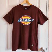ราคา [มือสอง] Dickies Horseshoe T-Shirt เสื้อยืดแขนสั้น สีมารูน ไซส์ L แบรนด์แท้ (40958386971)