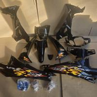 ราคา ชุดสี wave125s เวฟ125s สีดำล้วน กุญแจกลม กาบรถ เฟรมรถ เวฟ125s ยกชุด14ชิ้น + ไฟหน้าฐานฟ้า ไฟเลี้ยว พร้อมติดลายแต่ง ลายไฟ (46600220723)