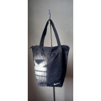 ราคา SALE กระเป๋าผ้าโพลีเอสเตอร์ polyester สีดำกันน้ำ NIKE ทรง Tote bag ปากบนซิป ใบใหญ่ สะพายไหล่ได้ ขนาด 16 × 15 นิ้ว (27811335238)