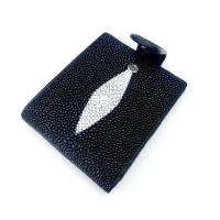 ราคา กระเป๋าสตางค์หนังปลากระเบน 2 พับ มีหูล็อคกดปิด ผลิตจากหนังปลากระเบนแท้100% ด้านในบุด้วยหนังวัวแท้ เย็บขอบแน่นหนา C59 (22379702859)