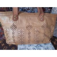 ราคา กระเป๋าทรงช้อปปิ้งFOSSILแบรนด์แท้สีครีมน้ำตาลหนังแท้ลายฉลุมือสอง (13066465938)