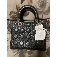 ราคา Lady Dior 10นิ้ว ปี16 พร้อมการ์ด กล่อง มีถุงผ้าแทนให้ หนังเป๊ะขอบมุมดี ใช้เองค่ะ (9641301214)