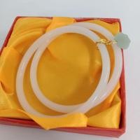 ราคา กำไลหยกแท้สีขาวงาช้างประดับจี้หยกเขียวแกะสลักลาย (18348813983)