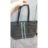 ราคา กระเป๋าสะพายผ้าใบใหญ่สีดำลายCมีแทบสีฟ้าข้างหน้าbrand Coachแท้ล้านเปอร์เซนต์%ส่งฟรี ลทบค่ะ (8619769028)