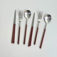 ราคา ชุดช้อนส้อมด้ามไม้ช้อนส้อมสแตนเลสตะเกียบบนโต๊ะอาหาร (57851807970)