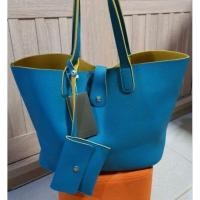 ราคา saleกระเป๋าหนังทูโทน (หนังไม่แท้) สีสันสดใส ใหม่มือ1️⃣ ป้ายห้อย มีใบลูกให้ด้วย ไซส์ 13 นิ้ว ใส่ของจุใจ ขาย 180 บาทค่ะ (25128052357)