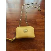 ราคา กระเป๋าสตางค์มีสายสะพายยี่ห้อ cps.chaps ตำหนิป้ายยี่ห้อสีเฟด (24422700026)