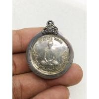 ราคา เหรียญทรงผนวช ปี 2508 วัดบวรนิเวศ เหรียญเงิน พร้อมเลี่ยมกรอบแต่งเงินเก่ายกซุ้ม (11763184343)