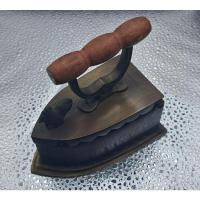 ราคา เตารีดโบราณทองเหลืองคู่ ของเก่า หายากมาก 1คู่ สินค้าดูดีมาก เป็นของที่ใช้จริง (23815040206)