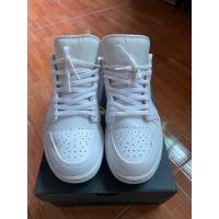 ราคา Nike air jordan 1 low มือสองใหม่มาก แท้ 100% (44000696209)