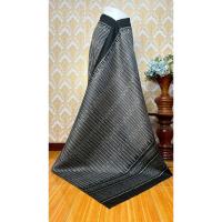 ราคา ซิ่น ผ้าไหมมัดหมี่ 3ตะกอ ขนาด 1x2เมตร ลายโฮล พื้นสีดำ รหัส R2Q-KN-1115683 (46351458235)