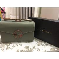 ราคา Charles & Keith cross body และถือได้ สีเขียว สภาพดี 100% (4690292587)