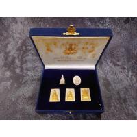 ราคา กริ่งพระเสริม-เหรียญพระเสริม เนื้อเงิน และพระผง 3 องค์ รุ่นเฉลิมพระเกียรติ กาญจนาภิเษก วัดปทุมวนา ปี2539 พร้อมกล่องเดิม (28167468394)