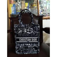 ราคา กระเป๋ามือสองผ้าทอ ลายDior ถือ/สะพายข้าง (22251487406)