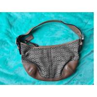 ราคา กระเป๋า Coach ใบเล็ก ของแท้ 100% ลาย c เล็ก *** มือสองราคาพิเศษ *** (5677456208)