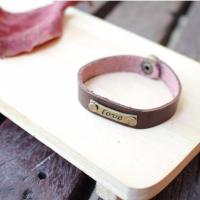 ราคา กำไลข้อมือหนังแท้ +ป้ายLOVE สลักชื่อฟรี ห้อยจี้ฟรี ออกแบบเพิ่มเองได้ (157916544)