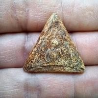 ราคา พระสมเด็จ พิมพ์สามเหลี่ยม เนื้อผงเก่า พระปีลึก สภาพตามรูป เป็นพระบ้านแท้ d14 (27421928132)