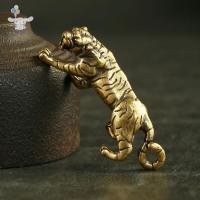 ราคา [ซาน] เสือรูปแกะสลักเครื่องประดับทองแดงบริสุทธิ์สัตว์เสือรุ่นรูปปั้นตกแต่ง โผล่ (28327831917)