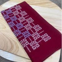 ราคา ผ้าเช็ดหน้า ผ้าผูกผม givenchy ขนาดประมาณ 18 นิ้ว ลายโลโก้และชื่อแบรนด์ทั้งผืนสวยๆค่ะ ขอบม้วน ของแท้สภาพดี (51000895928)