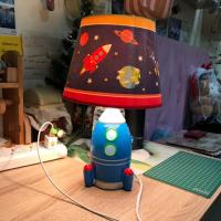 ราคา โคมไฟตั้งโต๊ะรูปจรวดและอวกาศ (340202367)