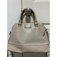 ราคา kate spade แท้100 สภาพหนังสวย มีตำหนิ รอยพองนิดๆ และภายในมีรอย (41957549342)
