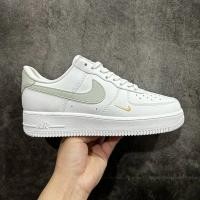 ราคา [ระดับสหาย] Nike Air Force 1 Low White Olive Green Mini Hook Air Force No. 1 รองเท้าผ้าใบลําลองสําหรับเล่นกีฬาต่ํา (41728029937)