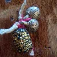 ราคา ตะกรุดพอกครั่งปิดทอง และเต่าพญาเรือน 2ตัว เป็นพวงชุดเจ้าของเดิมได้ใช้สายสิญธ์ผูกรวมกันไว้ (43156961978)