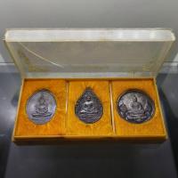 ราคา เหรียญพระแก้วมรกต ภปร รุ่นแรก ชุด 3 ฤดู เนื้อทองแดงรมดำ ฉลองกรุงรัตนโกสินทร์ 200 ปี พ.ศ.2525 พร้อมกล่องเดิม (54752033792)