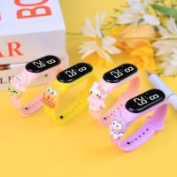 ราคา นาฬิกาข้อมือดิจิตอลสำหรับเด็ก แบบกันน้ํา ลายการ์ตูนคุโรมิ สพันจ์บ็อบ และคิตตี้ เหมาะสำหรับกิจกรรมกลางแจ้งและการสวมใส่ที่โรงเรียน หรือเป็นของขวัญ (54704838941)