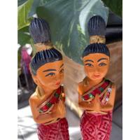 ราคา ตุ๊กตาไม้ นางไหว้ สูง15 นิ้ว ผู้หญิง แกะสลัก ตุ๊กตาแกะสลัก ประดับกระจกสี สวมชุดไทยโจงกระเบน ยืน ไหว้ ตุ๊กตาสวัสดี (15528434799)