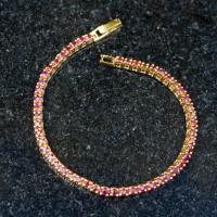 ราคา ♞กำไลข้อมือพลอยทับทิมพม่า(Natural Ruby) สีชมพูแดงส ตัวเรือนเงินแท้ 92.5% ชุบทอง พลอยแท้จากประเทศพม่ (25344684625)