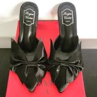 ราคา รองเท้าส้นสูงสไตล์ Roger Vivier ปั๊มแบรนด์ สีดำ (4201365371)