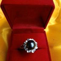 ราคา แหวนไข่มุกดำล้อมเพชรของขวัญวันครบรอบ (13394820437)