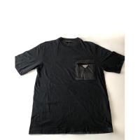 ราคา เสื้อยืดสีดำ Prada cotton T-shirt and nylon pocket with logo (24100195800)