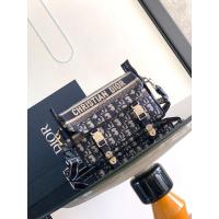 ราคา กระเป๋าถือ Dior ออกแบบโดย Maria Grazia Chiuri ในสไตล์มิสเซจเจอร์คลาสสิก มีรายละเอียดเย็บปักถักร้อยและประดับด้วยสีน้ำเงิน (45604459660)