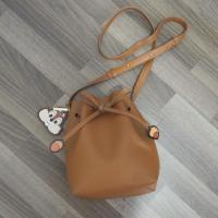 ราคา กระเป๋าทรงขนมจีบ สีน้ำตาล มีตัวห้อย chip n Dale แบรนด์ Gracegift (7120516667)