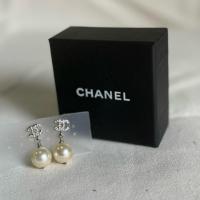 ราคา CHANEL small cc pearl earrings silver (28927150414)